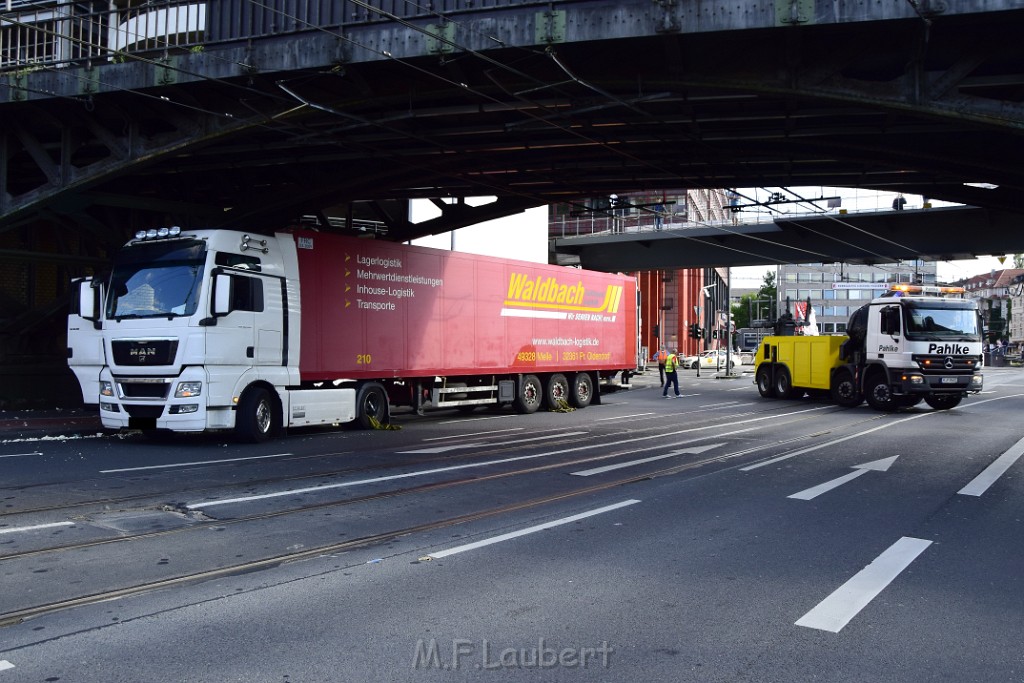 LKW blieb unter Bruecke haengen Koeln Deutz Opladenerstr Deutz Muelheimerstr P074.JPG - Miklos Laubert